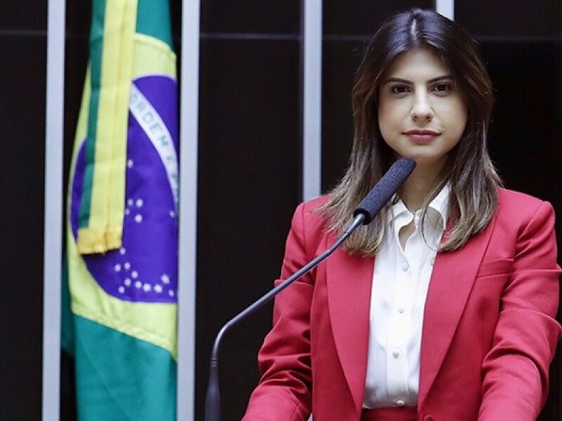 Camila fala em "novo modelo" ao admitir candidatura