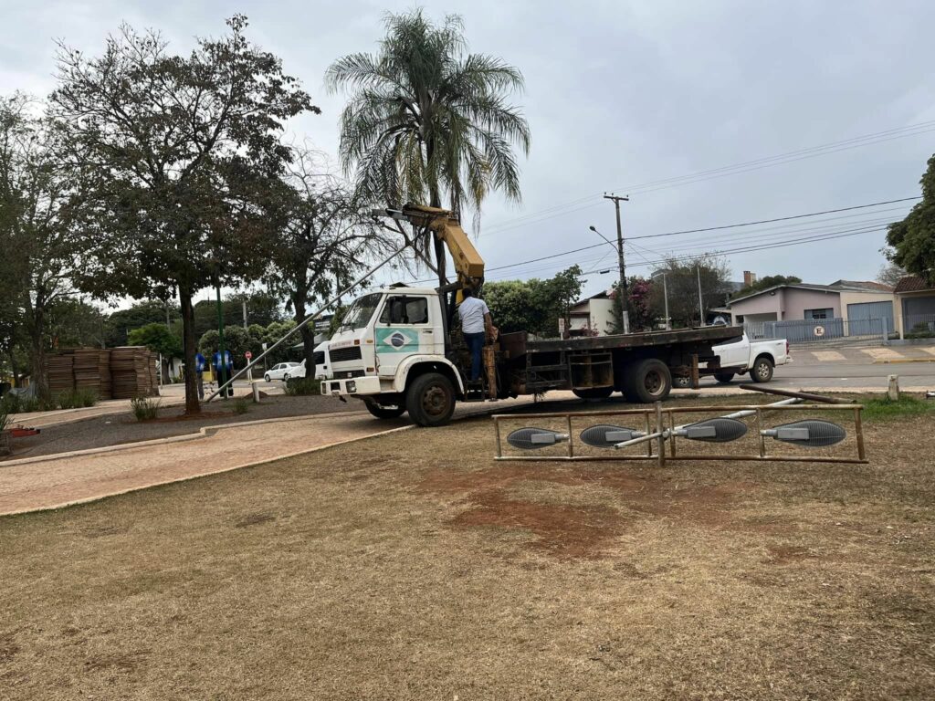 Empresa realiza troca e instalação de novos postes na Praça da Liberdade